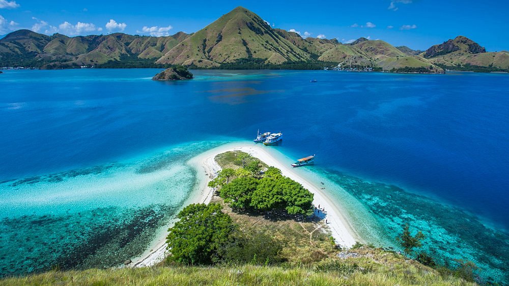 Hola Bajo private speed boat in Labuan Bajo
